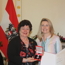 Familienministerin Susanne Raab mit Sissi Potzinger