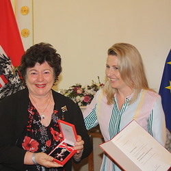 Familienministerin Susanne Raab übrreicht Sissi Potzinger das Silberne Ehrenzeichen